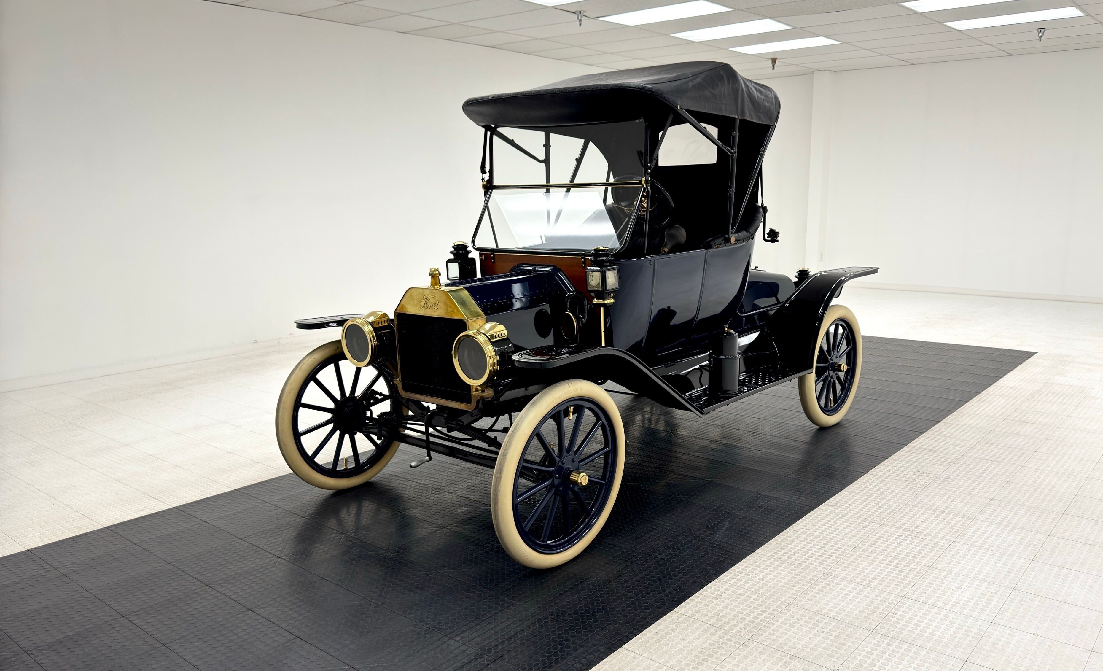 1913 Ford Model T runabout