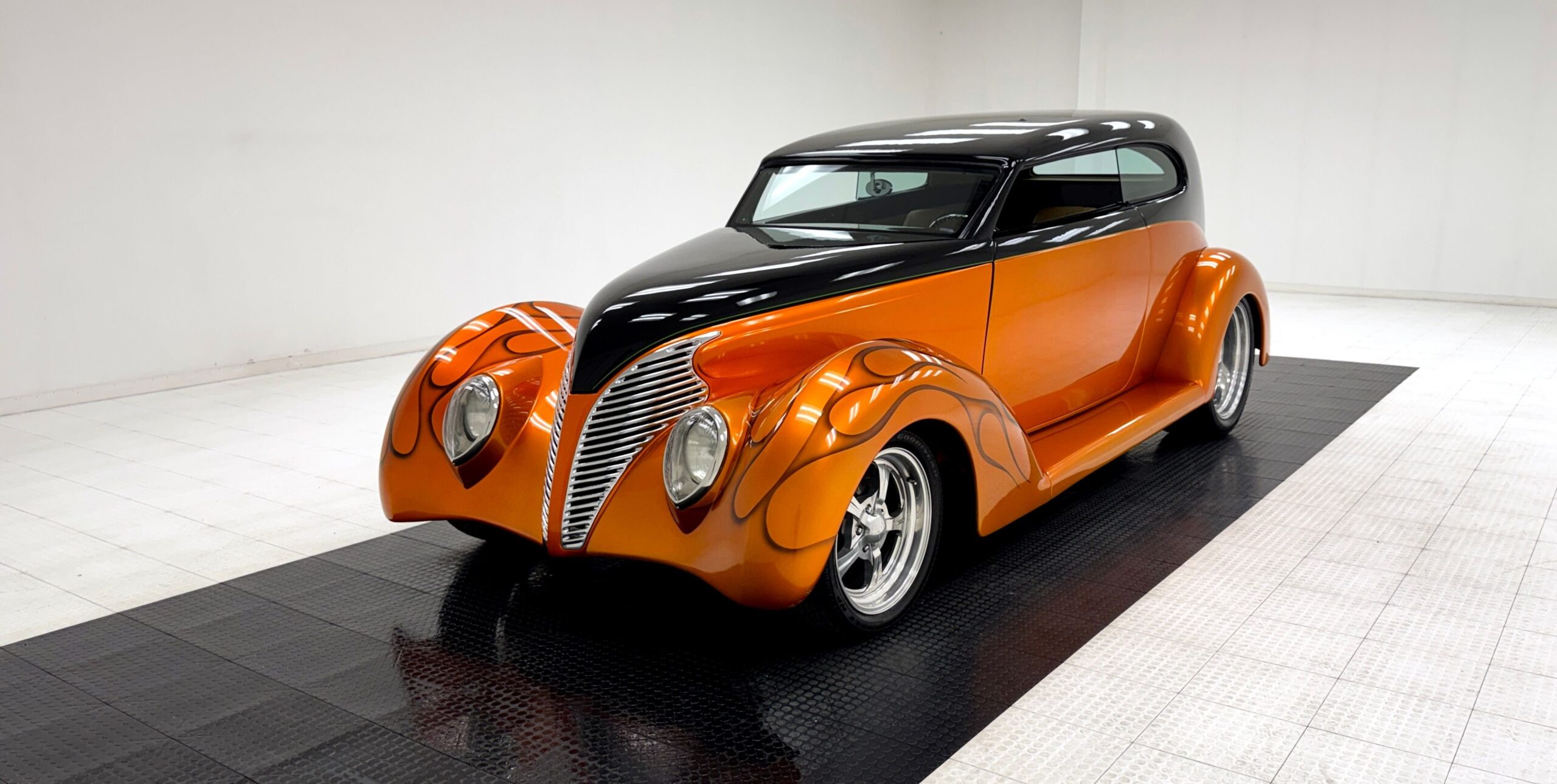 1939 Ford Deluxe Tudor Sedan