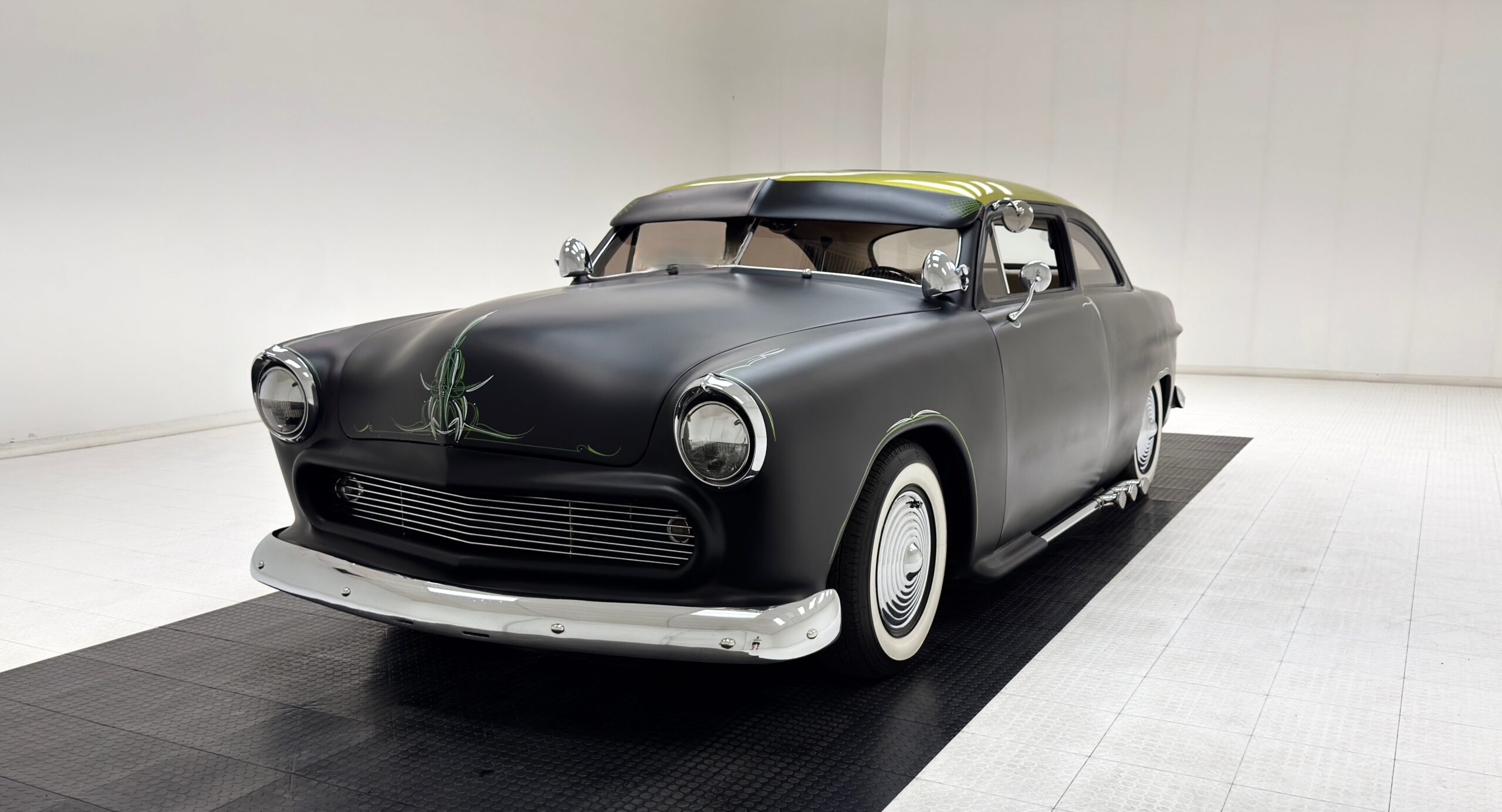 Thunderbird chassis, this custom Custom combines old school looks with some updated components