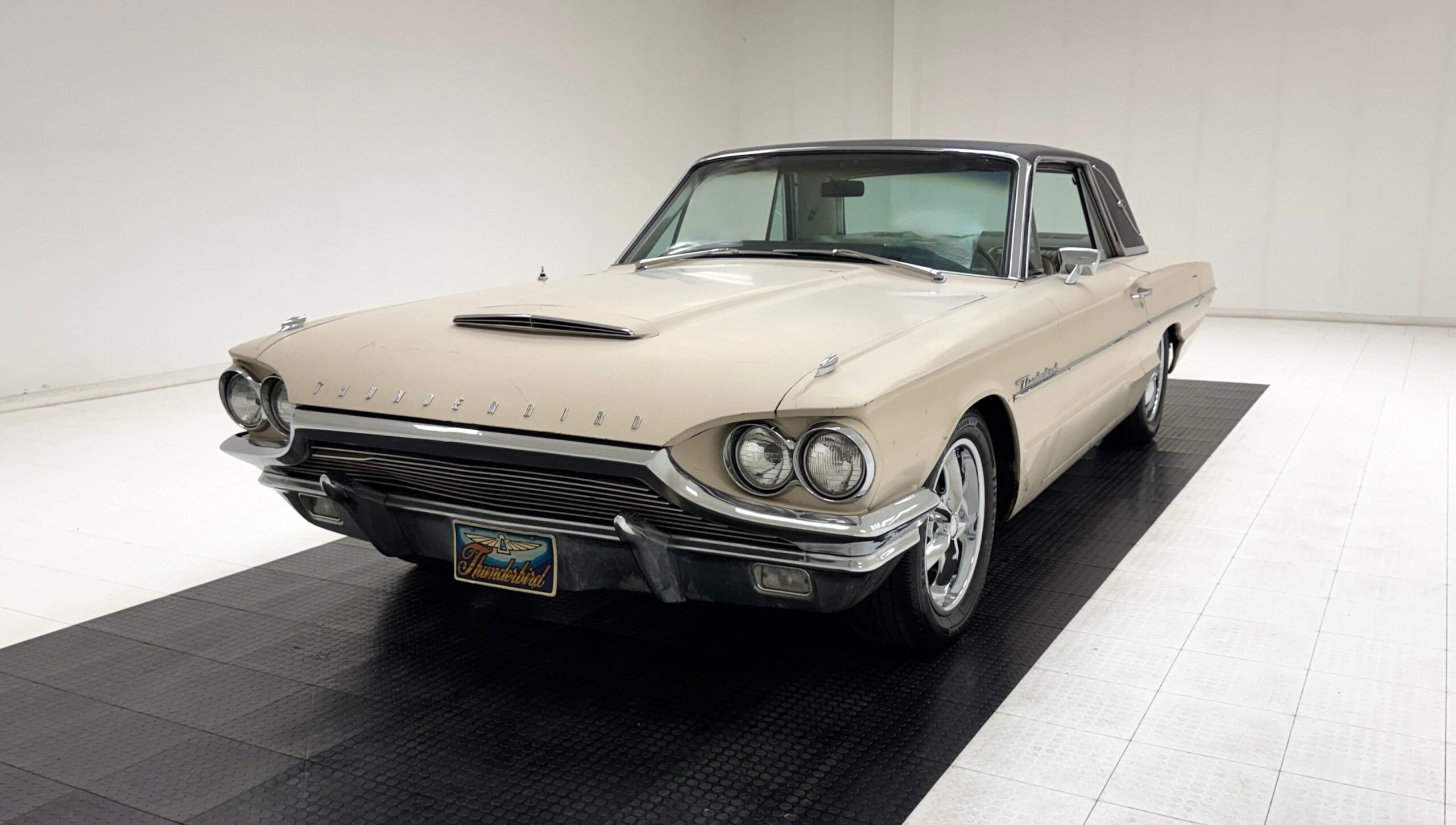 Hardtop luxury car