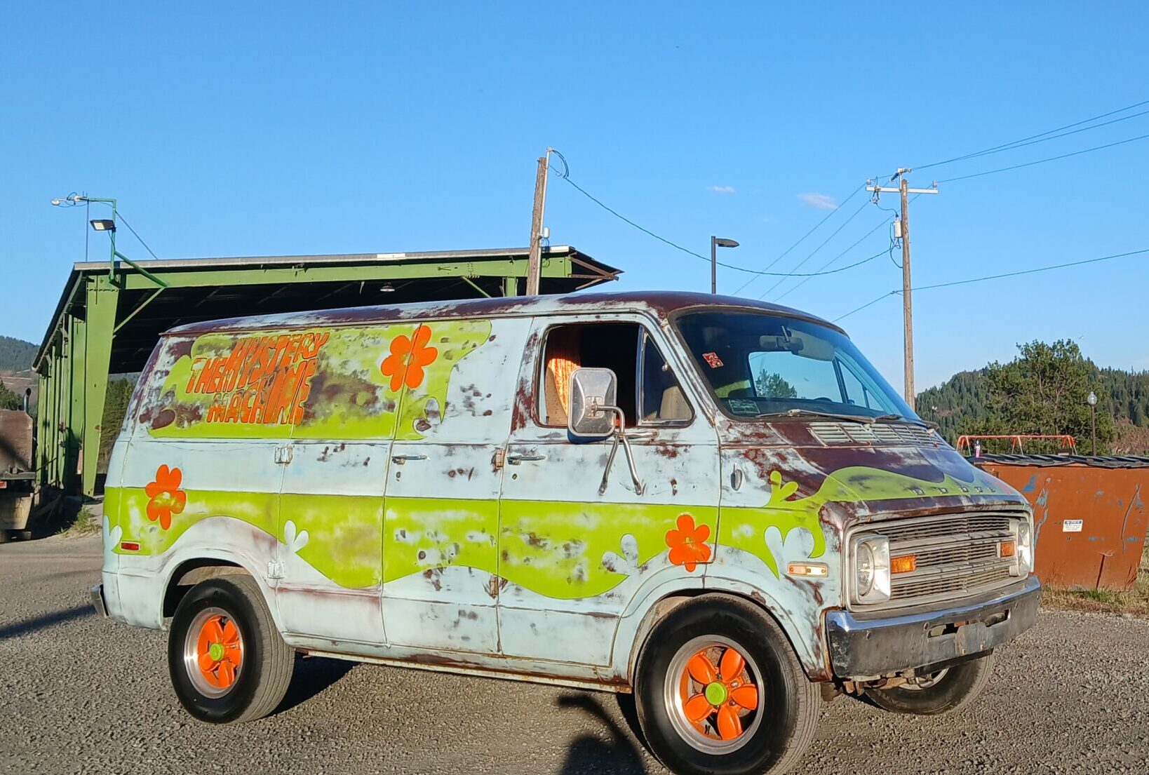 tribute to Scooby-Doo's iconic Mystery Machine